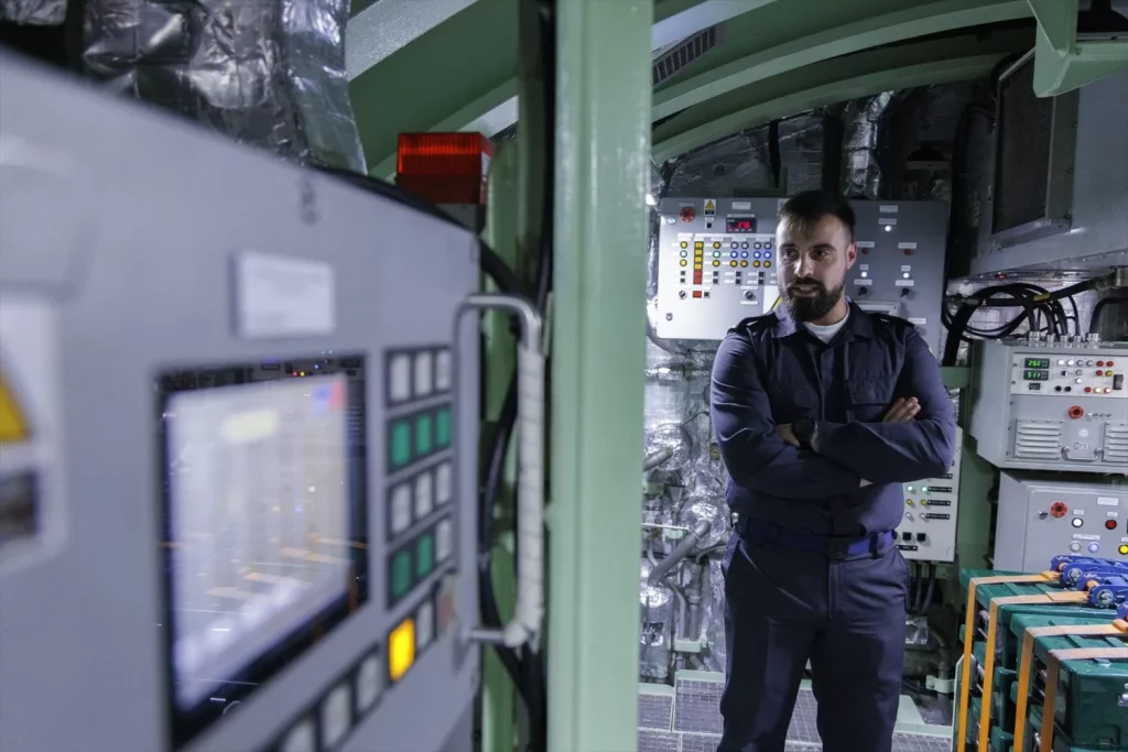 El S80 de Navantia 6.000 millones de euros después sigue sin dar resultados eficaces 1 Moncloa El suboficial de Sistemas Auxiliares y Motores, Torres, trabaja en el submarino S-81, a 12 de febrero de 2025, en Cartagena, Murcia (España). El Isaac Peral (S-81) (Fuente: Agencias)