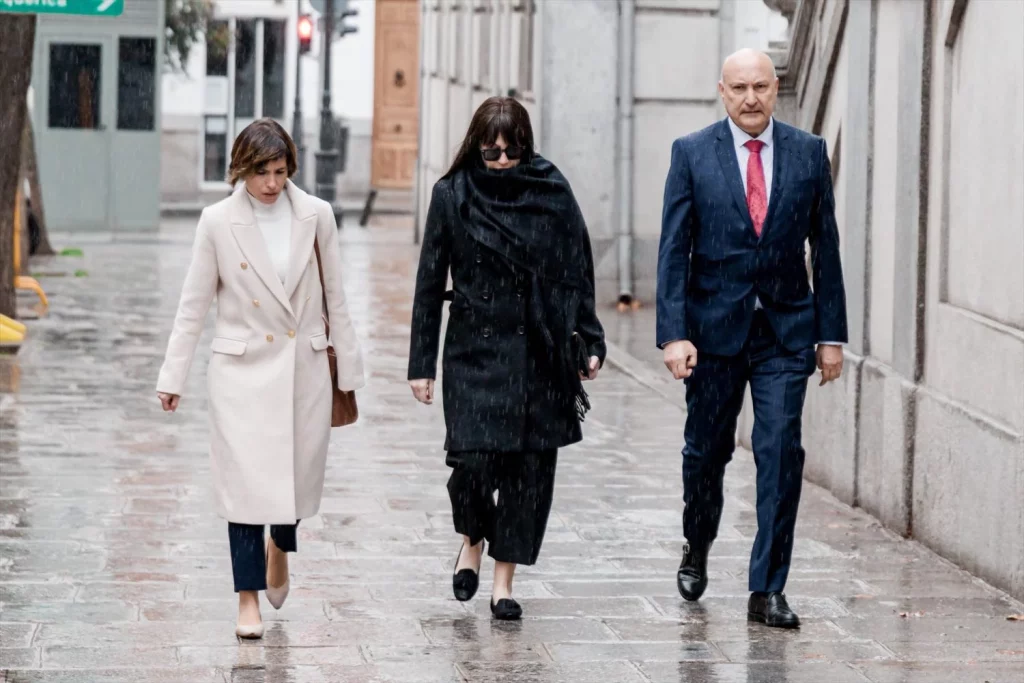 La responsable de reclutamiento de INECO: «No hubo proceso de selección de Jéssica Rodríguez» 1 Moncloa Jessica Rodríguez, ex pareja de Ábalos, en medio. EUROPA PRESS