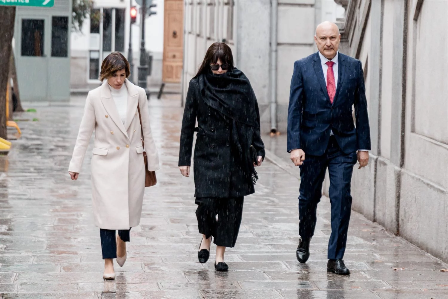 Jesica Rodríguez, ex pareja de Ábalos, en medio. EUROPA PRESS