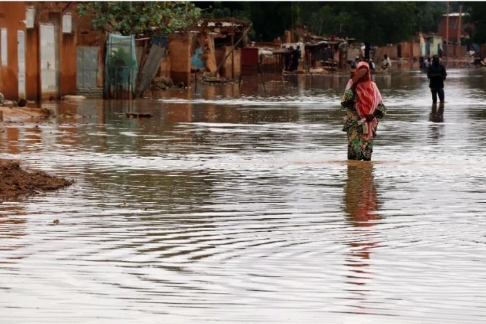 Una mujer vadea una calle inundada en Niamey, la capital de Níger, uno de los países analizados como bajo alta Vulnerabilidad ante el cambio climático en el informe A Gathering Storm Plan International (Plan Internacional)