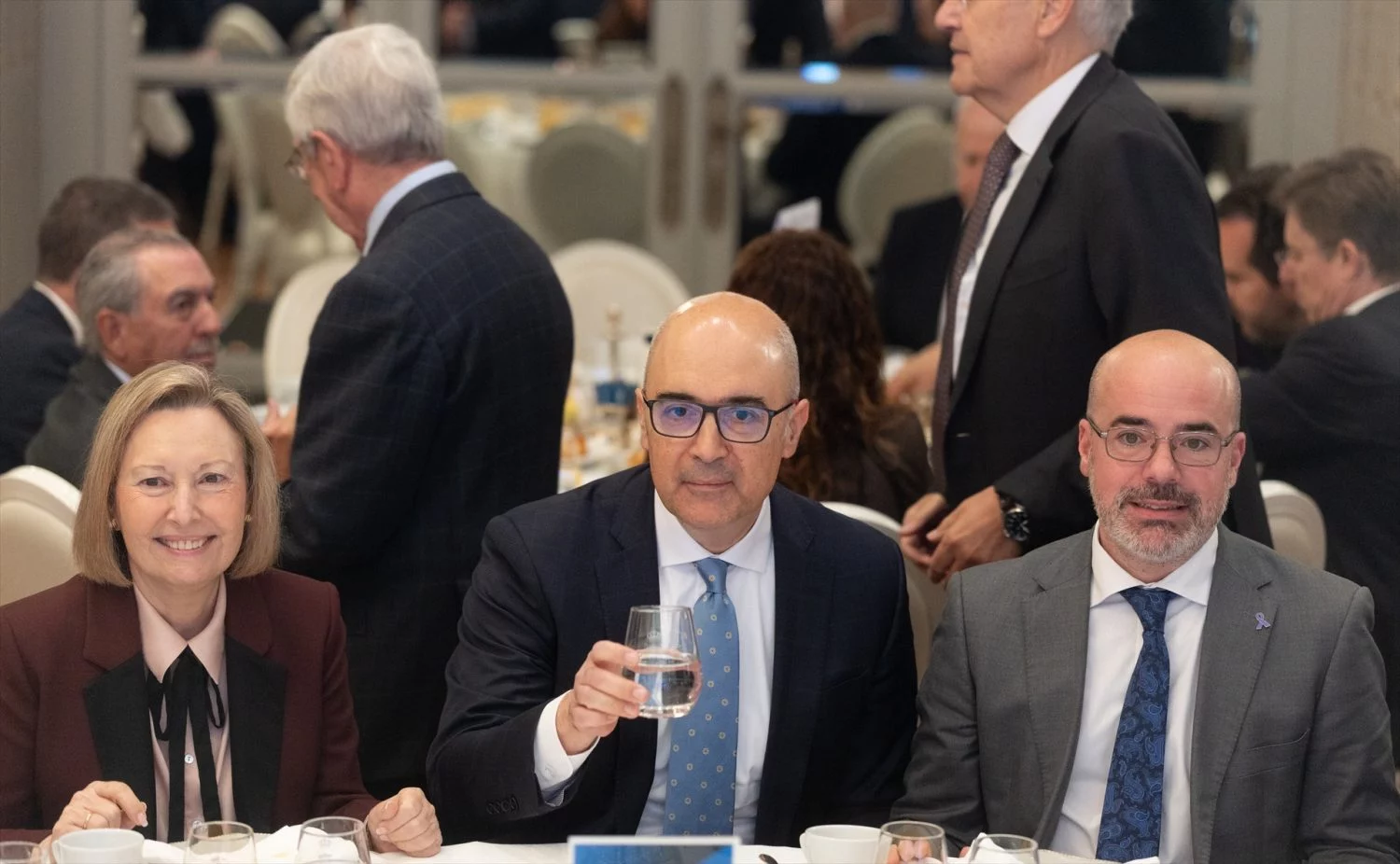La secretaria de Estado de Defensa, Amparo Valcarce, el presidente de Airbus, Francisco Javier Sánchez Segura, y el delegado del Gobierno en la Comunidad de Madrid, Francisco Martín, durante un desayuno informativo de Nueva Economía (Fuente: Agencias)