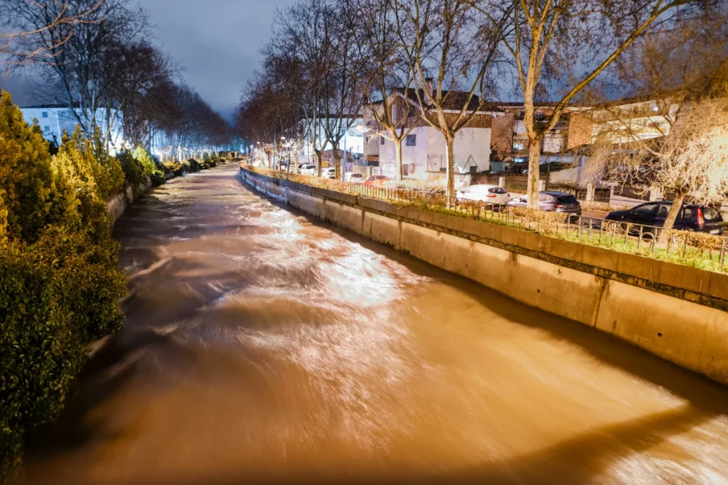 Alerta roja en Madrid, Extremadura y Castilla-La Mancha por inundaciones debido a 'Konrad' 1 Moncloa Las inundaciones afectan al norte y noreste de Madrid, así como a Toledo, Guadalajara, Extremadura y Andalucía | Fuente: Agencias