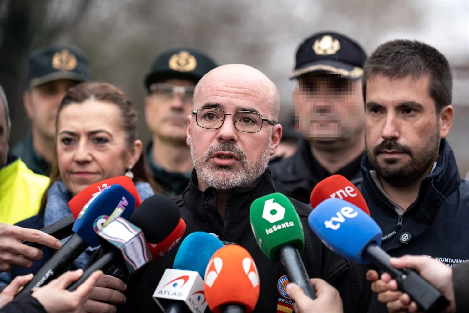 El delegado de Gobierno en la Comunidad de Madrid, Francisco Martín (d), acude a supervisar la situación del río Jarama a su paso por Mejorada del Campo, en el Puente de Hierro, a 22 de marzo de 2025, en Mejorada del Campo, Madrid (Fuente: Agencias)