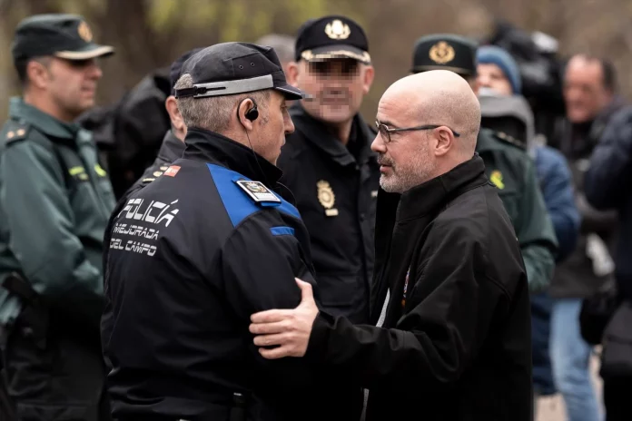 El delegado de Gobierno en la Comunidad de Madrid, Francisco Martín (d), acude a supervisar la situación del río Jarama a su paso por Mejorada del Campo, en el Puente de Hierro, a 22 de marzo de 2025, en Mejorada del Campo, Madrid (Fuente: Agencias)