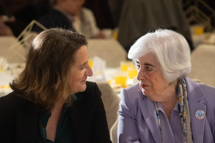 La vicepresidenta ejecutiva de la Comisión Europea para una Transición Limpia, Justa y Competitiva, Teresa Ribera (i) y la presidenta del PSOE de Madrid, Francisca Sauquillo (d), protagonizan un desayuno informativo organizado por Fórum Europa, en el Hotel Four Seasons de Madrid, a 28 de marzo de 2025, en Madrid (Fuente: Agencias)