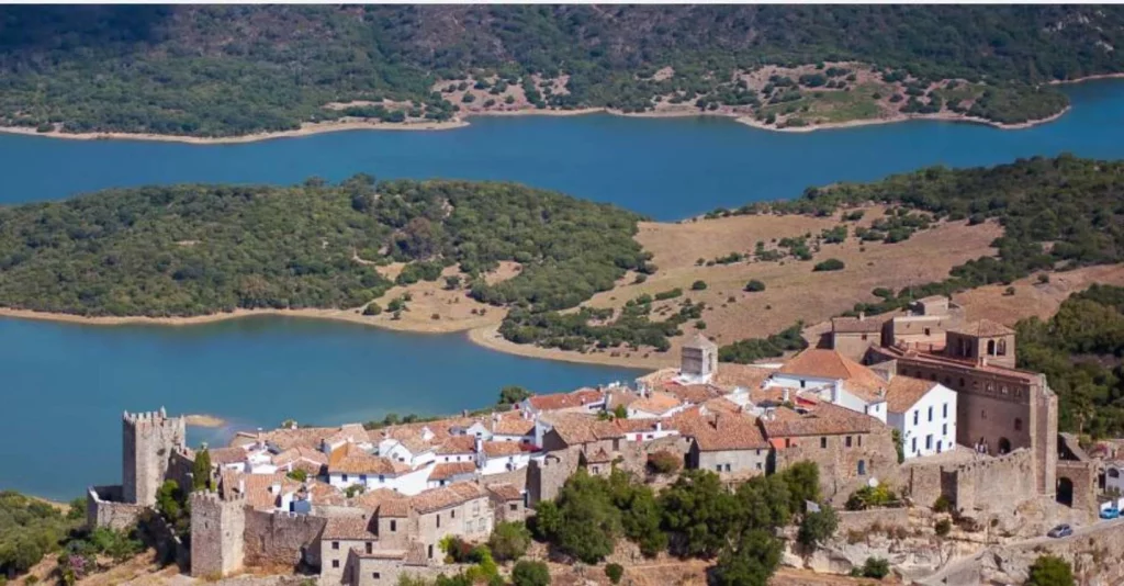 En este rincón de España puedes tener tu propio castillo sin ser millonario 1 Moncloa Qué hacer en el Castellar de la Frontera, el pueblo más bonito de España
