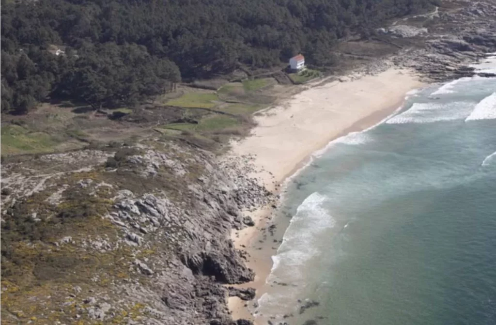 La joya secreta de Galicia con una playa que parece sacada del Caribe 1 Moncloa La playa de Galicia que eligió National Geographic para visitar este 2025