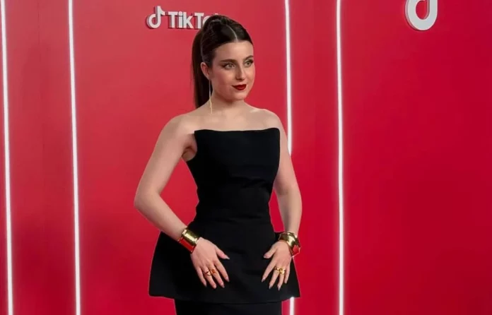 Zara lo hace posible, el look ‘trad wife’ de RoRo que está revolucionando la moda por menos de 30 euros