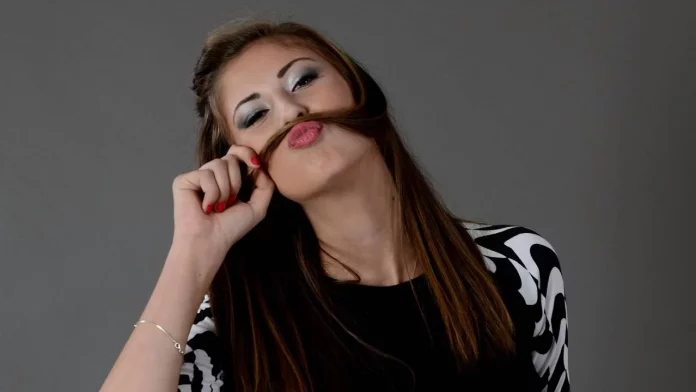 Bigote femenino, la tendencia que está poniendo patas arriba el mundo de la moda en España​