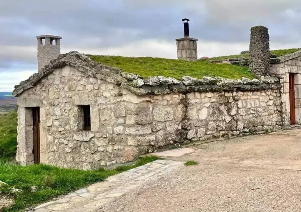 Iba a desaparecer y hoy es un paraíso hobbit en España 2 Moncloa Cómo llegar a la aldea más curiosa de España