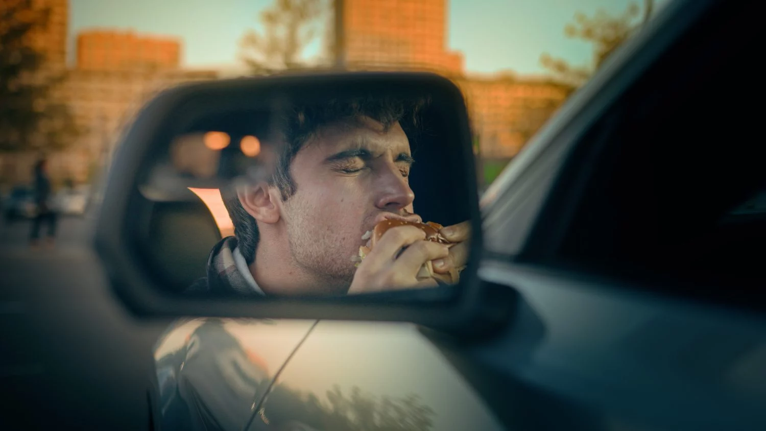 Conducir distraído te puede costar caro, los errores que más multas generan 3 Moncloa COMER, BEBER Y FUMAR AL VOLANTE, HÁBITOS PELIGROSOS Y SANCIONABLES