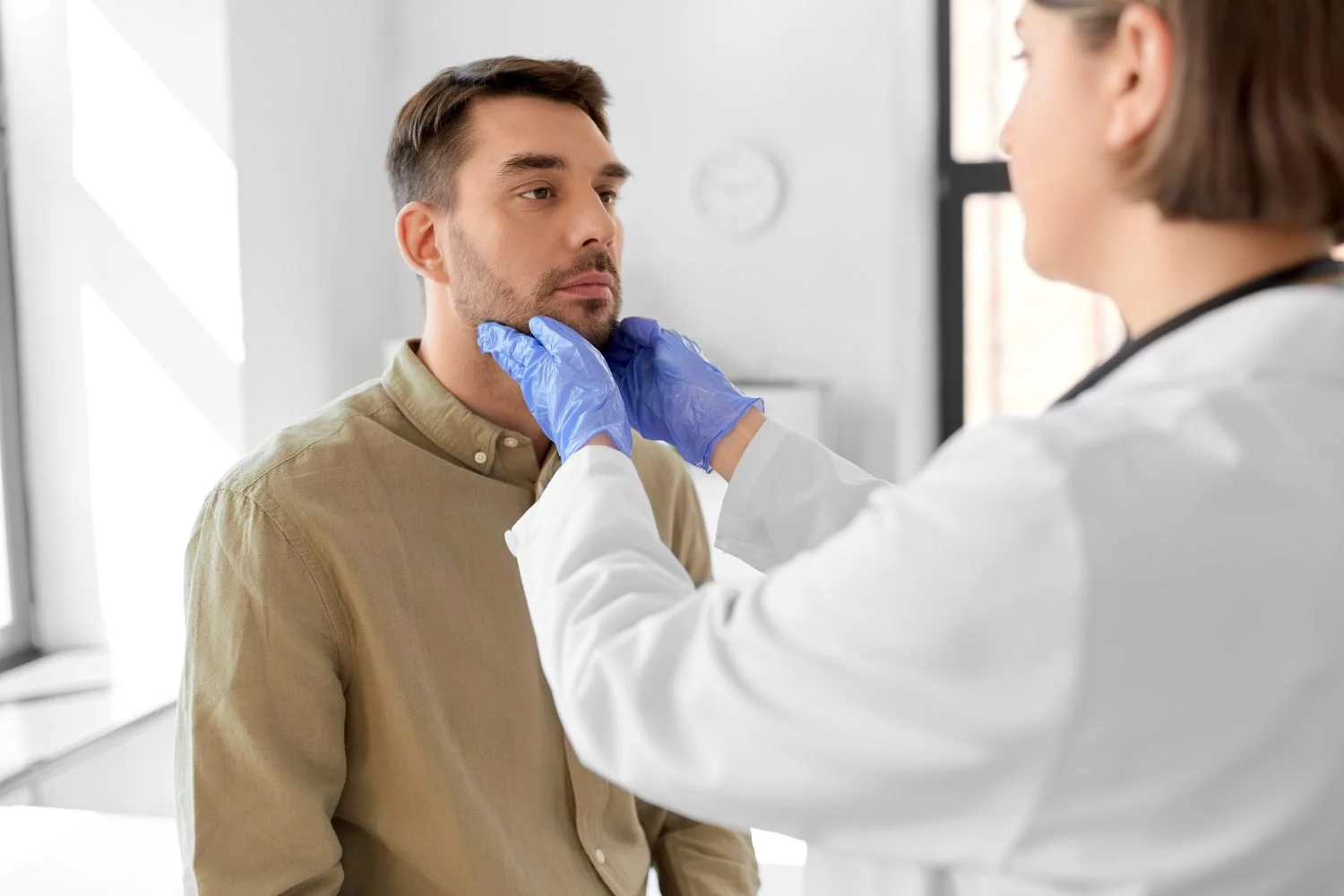 No ignores este síntoma, podría ser el primer aviso del cáncer de garganta 4 Moncloa TOS PERSISTENTE Y OTROS SÍNTOMAS RELACIONADOS CON EL CÁNCER DE GARGANTA