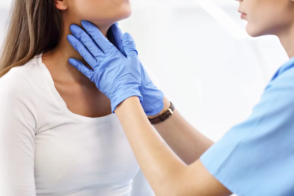 No ignores este síntoma, podría ser el primer aviso del cáncer de garganta 5 Moncloa cancer de garganta freepik 4 Moncloa