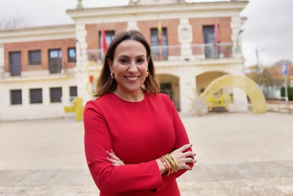 Eliana Palacios (Vox): IU rechaza el uso del hospital privado de Rivas «por pura ideología» 1 Moncloa Eliana Palacios, la concejal de Vox en Rivas, ante la fachada del Ayuntamiento | Fuente:MONCLOA.COM