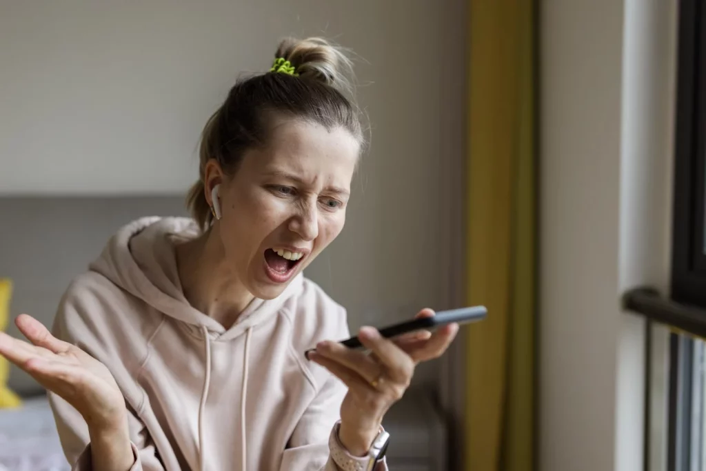 Le vacían la cuenta en minutos con la estafa del falso empleado bancario 4 Moncloa LAS CONSECUENCIAS DEVASTADORAS MÁS ALLÁ DE LA PÉRDIDA ECONÓMICA