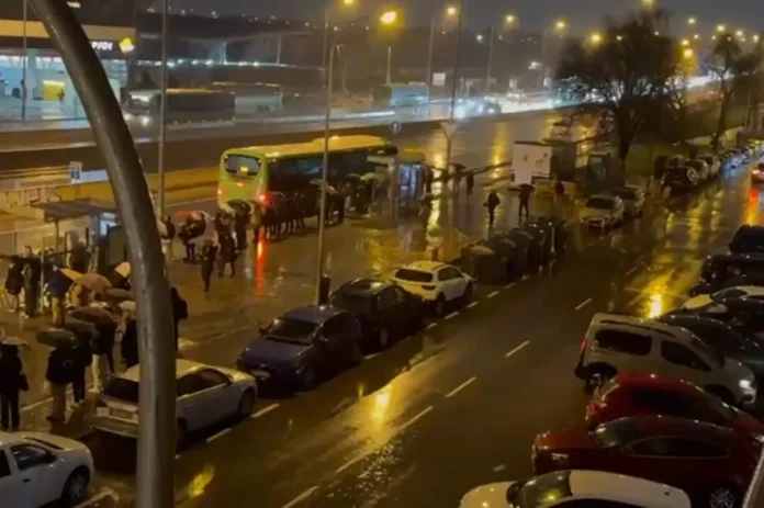 La lluvia pone aún más en peligro a los usuarios en el apeadero de Cuatro Vientos. Fuente: RRSS