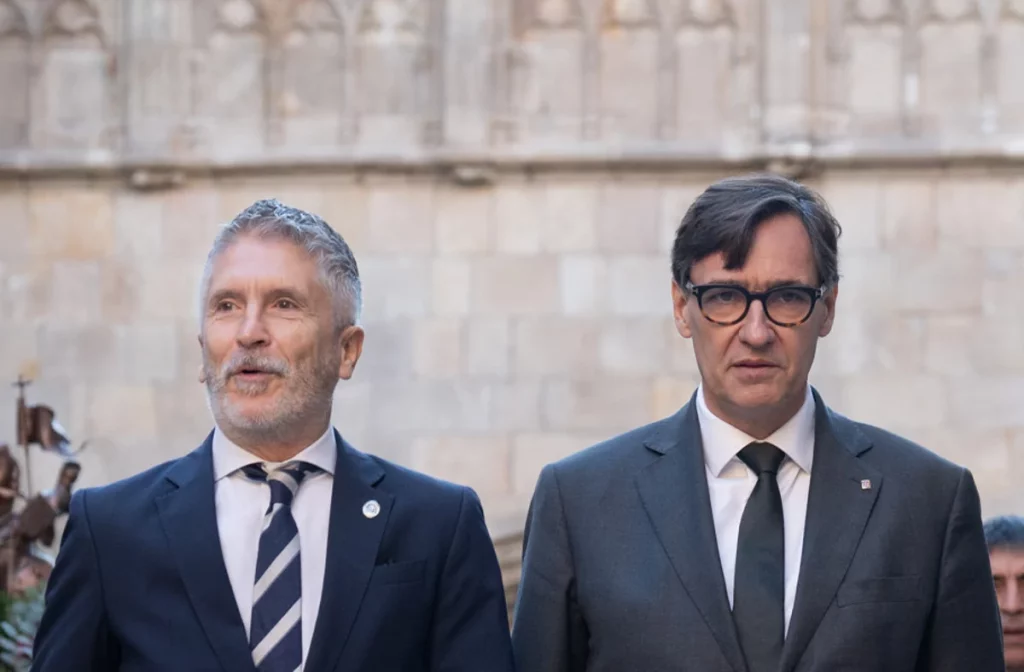 Los policías, contra Marlaska tras la humillación: «Ningún ministro llegó tan lejos» 2 Moncloa Fernando Grande-Marlaska y Salvador Illa rompen la soberanía nacional al entregar a Cataluña la competencia de Extranjería | Fuente: Agencias