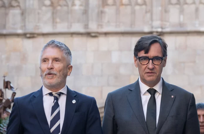 Fernando Grande-Marlaska y Salvador Illa rompen la soberanía nacional al entregar a Cataluña la competencia de Extranjería como parte del pacto entre PSOE y Junts | Fuente: Agencias