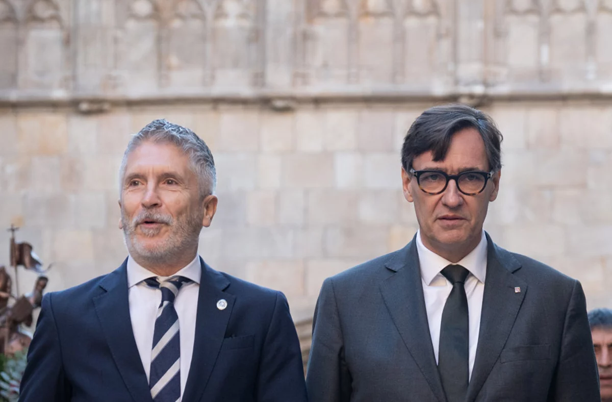 Fernando Grande-Marlaska y Salvador Illa rompen la soberanía nacional al entregar a Cataluña la competencia de Extranjería como parte del pacto entre PSOE y Junts | Fuente: Agencias