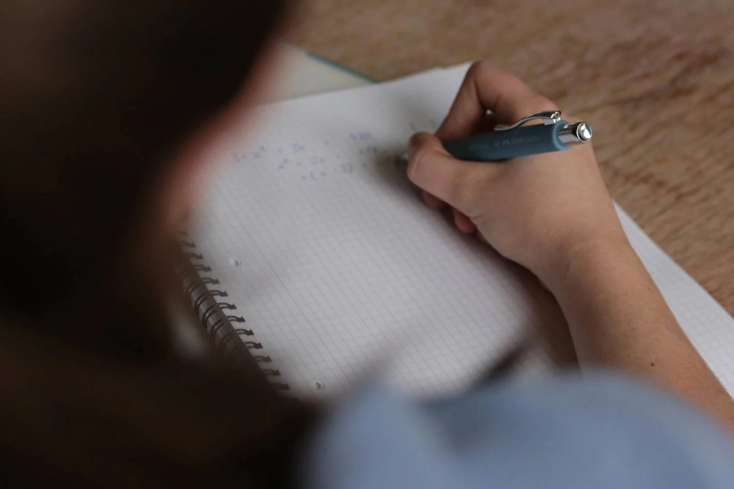 Un profesor la lía en su examen con La Isla de las Tentaciones y las redes estallan
