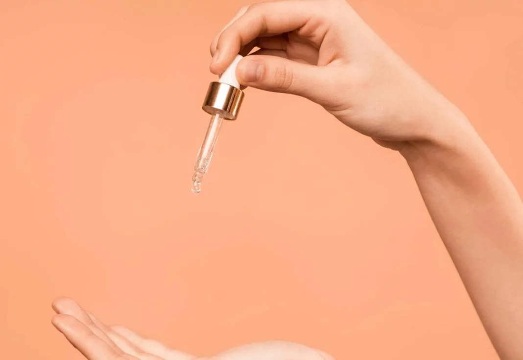 Los 3 activos clave que hacen que este sérum de vitamina C sea tan eficaz contra las manchas. Fuente Freepik