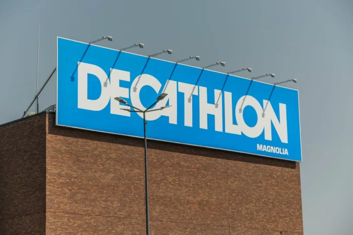 Ligera, impermeable y perfecta para primavera: la chaqueta de Decathlon que todas quieren hoy