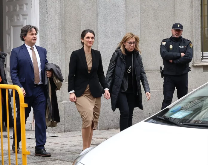 Pilar Sánchez Acera, mano derecha de Óscar López, en el centro a la salida del Supremo. EUROPA PRESS