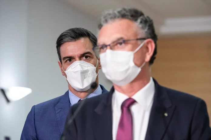 El delegado del Gobierno y Pedro Sánchez, hermano de David Sánchez, en una foto antigua. EUROPA PRESS