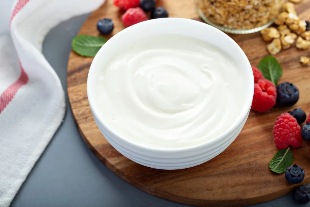 El truco definitivo para hacer yogur griego sin colar y con textura perfecta 2 Moncloa EL PROCESO PASO A PASO: SENCILLO Y SIN COMPLICACIONES