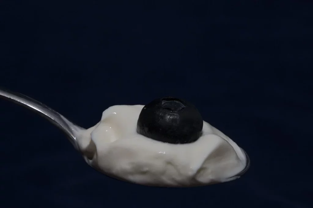 El truco definitivo para hacer yogur griego sin colar y con textura perfecta 4 Moncloa EL TOQUE FINAL: REFRIGERACIÓN Y DISFRUTE