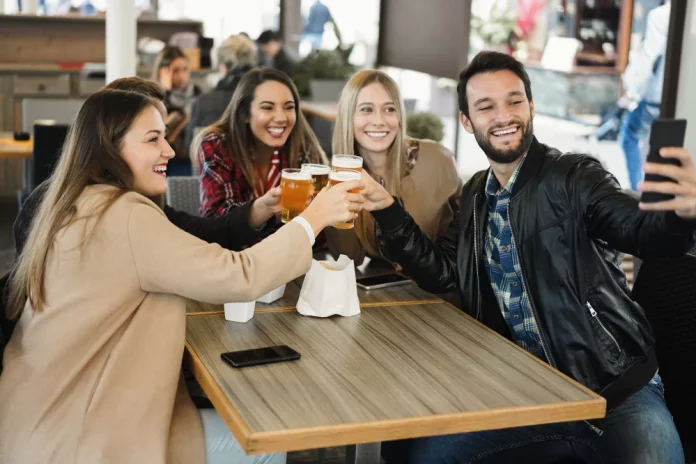 De bar en bar… o no, la sorprendente causa que enfría la vida social española