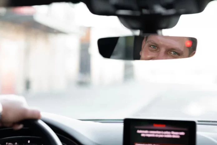 Este truco del retrovisor está volviendo locos a los conductores en TikTok