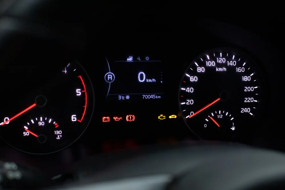 La DGT avisa seriamente: estas son las multas por usar mal los 'warning' del coche