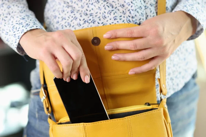 Así pueden robarte los datos bancarios con solo acercarse a tu bolso o bolsillo
