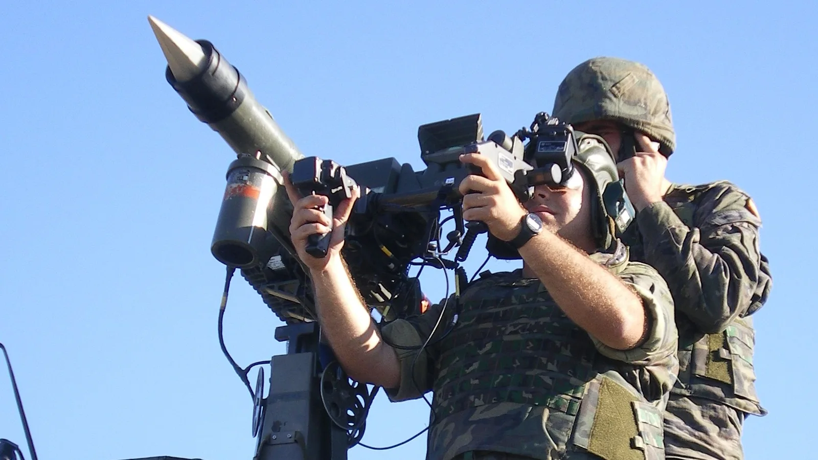 Soldados disparando un Mistral (Fuente: Ejército de Tierra)