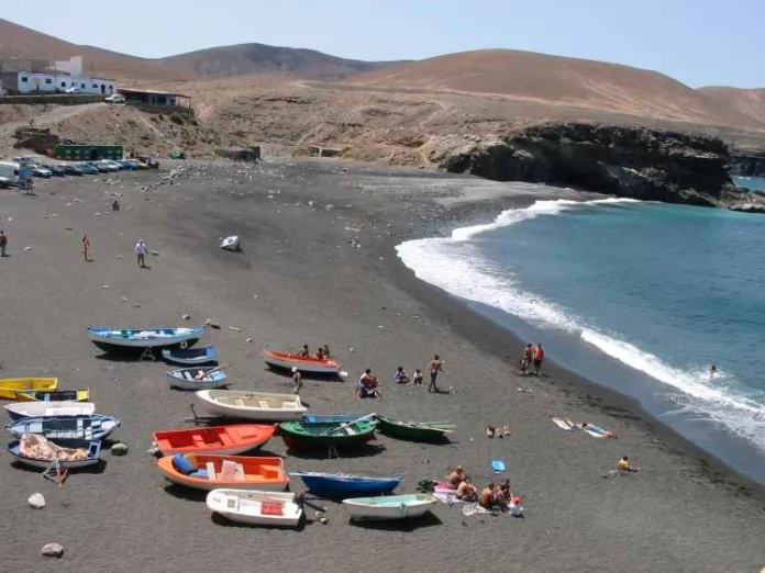 Conoce la playa 'extraterrestre' de Fuerteventura con arena negra y rocas que parecen de otro planeta