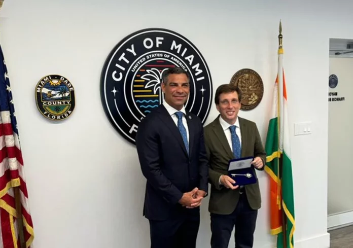 Los alcaldes de Miami y Madrid, Francis Suárez y José Luis Martínez-Almeida, en la entrega de llaves de la ciudad de Miami | Fuente: Ayuntamiento de Madrid