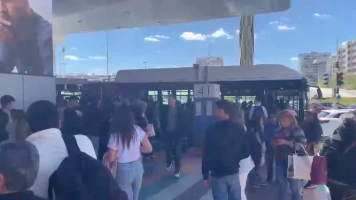 Pasajeros en el intercambiador de transportes de Plaza de Castilla.MONCLOA