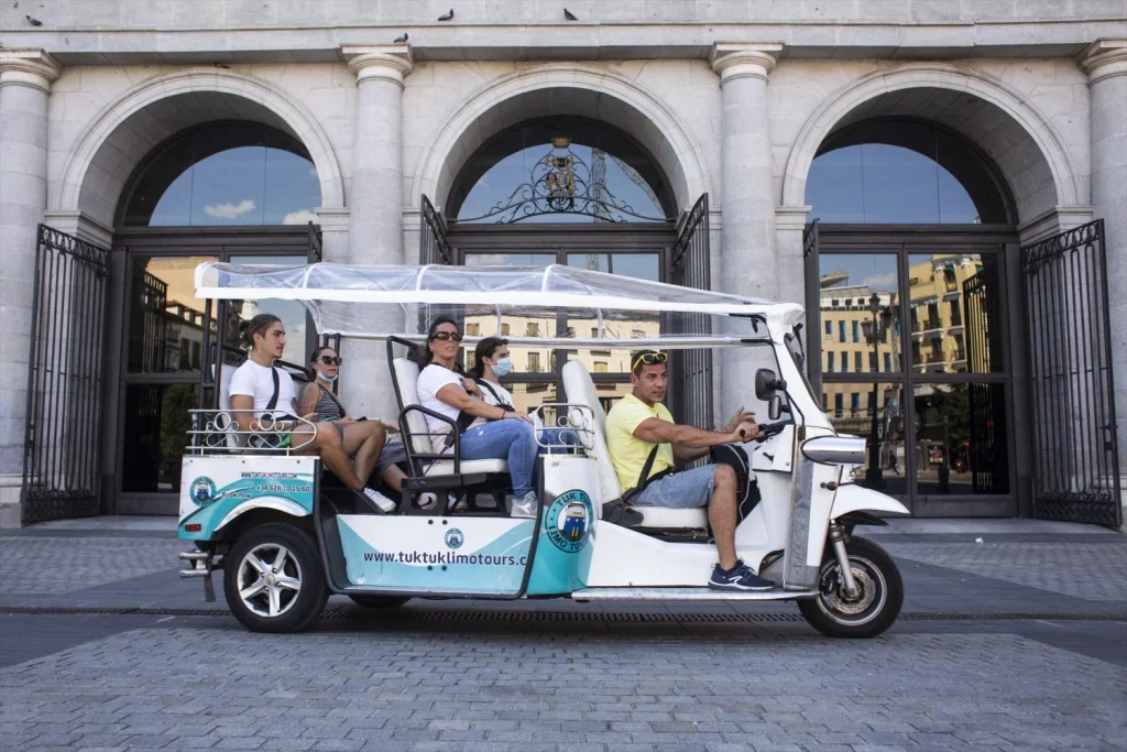 Los taxistas señalan la imagen denigrante que los 'tuk tuk' dan a Madrid 1 Moncloa Un tuk tuk, en el que los ocupantes van, en su mayoría sin mascarilla, frente al Teatro Real (Fuente: Agencias)
