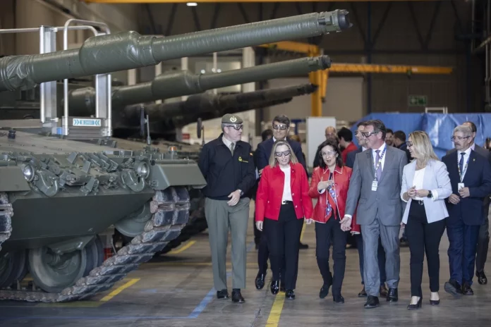 La ministra de Defensa, Margarita Robles (3i), junto a unos tanques Leopard en la planta de Santa Bárbara Sistemas. A 23 de marzo de 2023 (Fuente: Agencias)