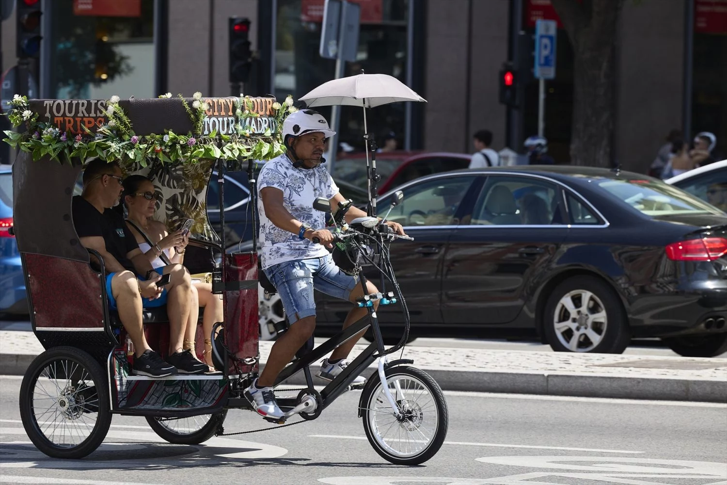 Unos turistas en un Tuk Tuk, a 2 de septiembre de 2024 (Fuente: Agencias)