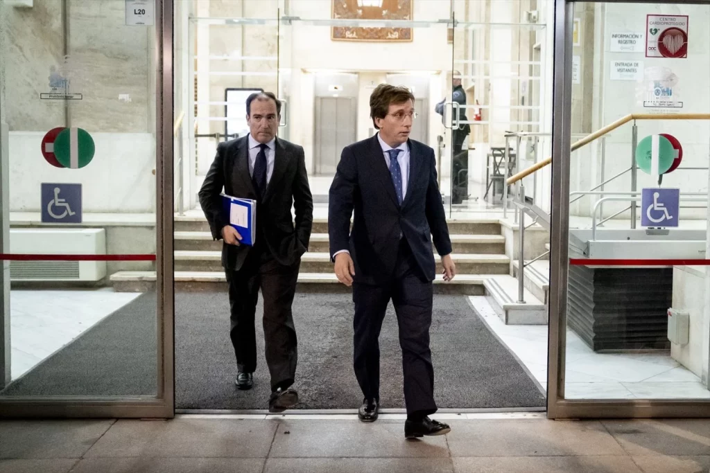 La Fórmula 1 retrasaría la transición ecológica en Madrid 2 Moncloa El alcalde de Madrid, José Luis Martínez Almeida (d), junto al delegado de Urbanismo, Medio Ambiente y Movilidad, Borja Carabante (Fuente: Agencias)