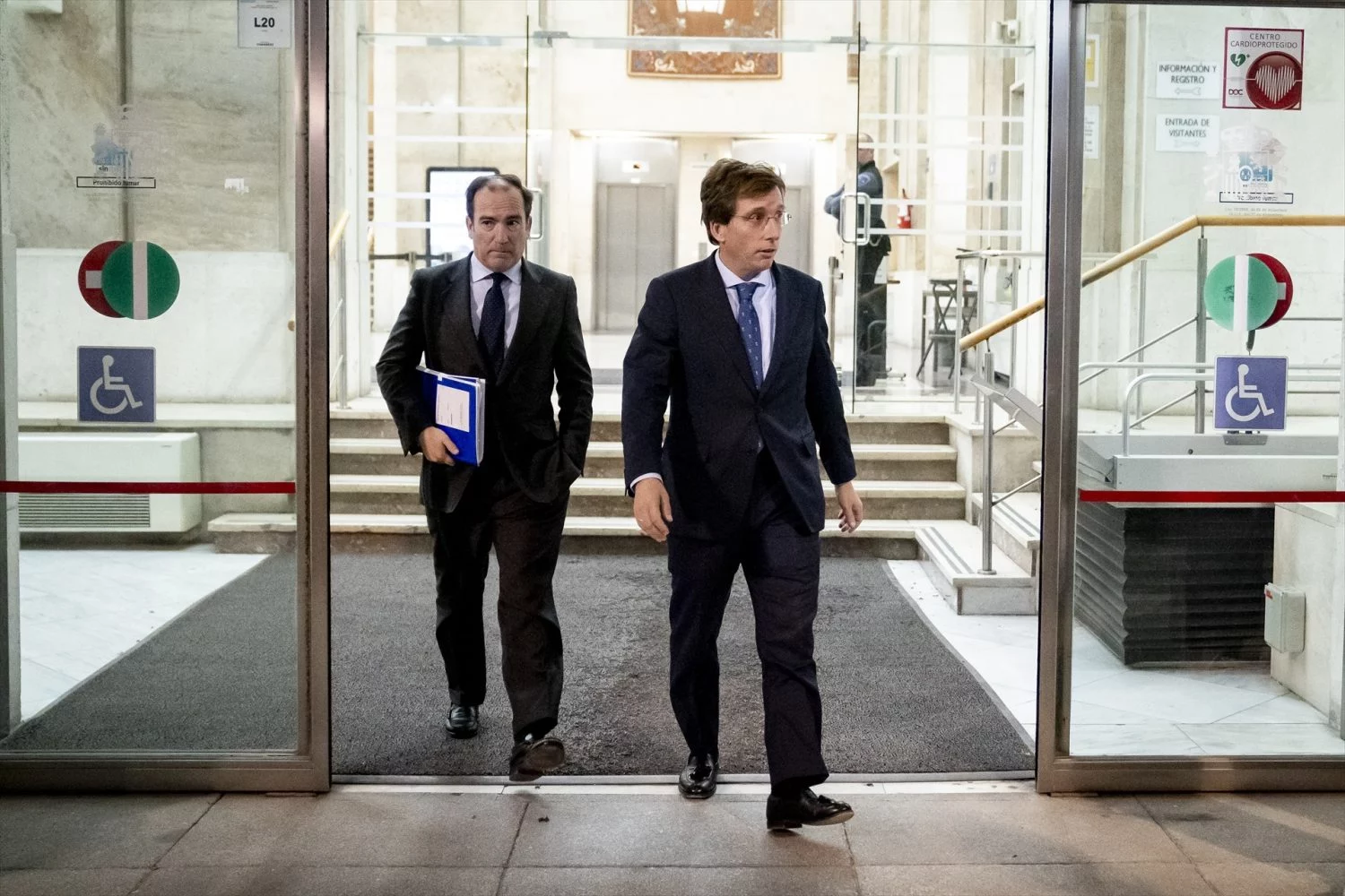 El alcalde de Madrid, José Luis Martínez Almeida (d), junto al delegado de Urbanismo, Medio Ambiente y Movilidad, Borja Carabante (Fuente: Agencias)