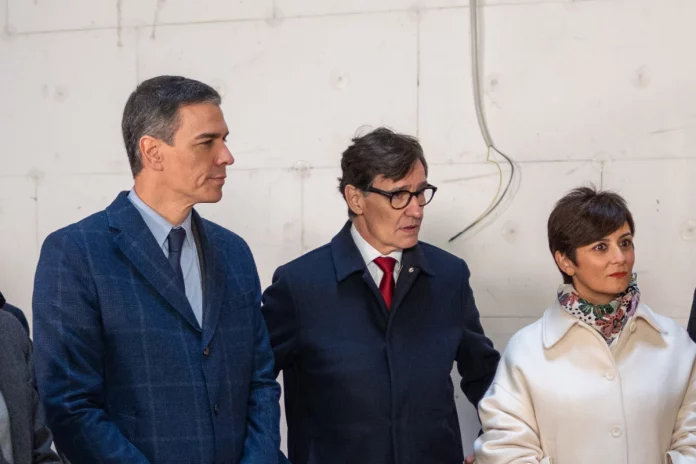 Isabel Rodríguez junto a Salvador Illa y Pedro Sánchez en la presentación de una promoción social en Sant Boi | Fuente: Agencias
