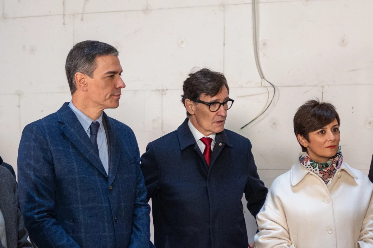 Isabel Rodríguez junto a Salvador Illa y Pedro Sánchez en la presentación de una promoción social en Sant Boi | Fuente: Agencias