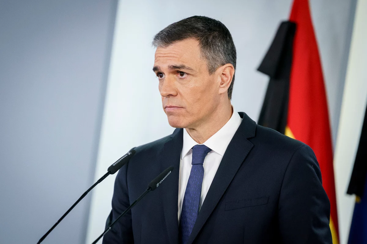 Pedro Sánchez, presidente del Gobierno, con dos crespones negros por la muerte del Papa Francisco | Fuente: Agencias