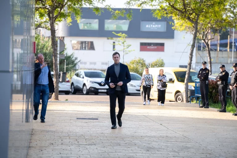 Las pruebas que sientan a David Sánchez en el banquillo