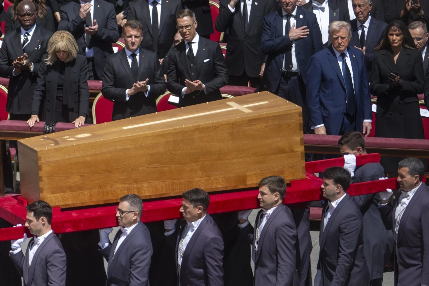 Salida del féretro del Papa hacia el entierro en la Basílica de Santa María la Mayor tras el funeral, en la plaza de San Pedro, a 26 de abril de 2025 (Fuente: Agencias)