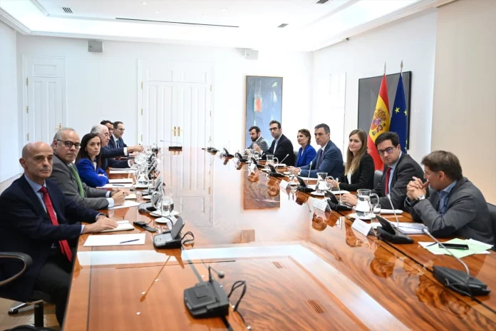 El presidente del Gobierno, Pedro Sánchez y varios de sus ministros, durante una reunión con empresas eléctricas, en el complejo de la Moncloa, a 29 de abril de 2025, en Madrid (Fuente: Agencias)