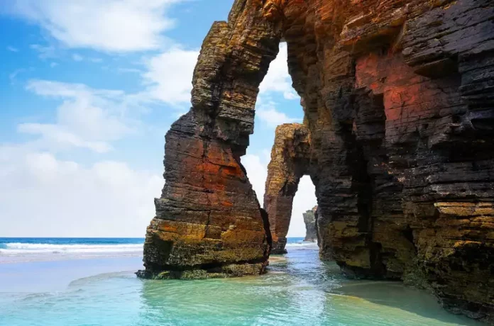 La playa gallega donde la arena suena como si cantara cuando caminas